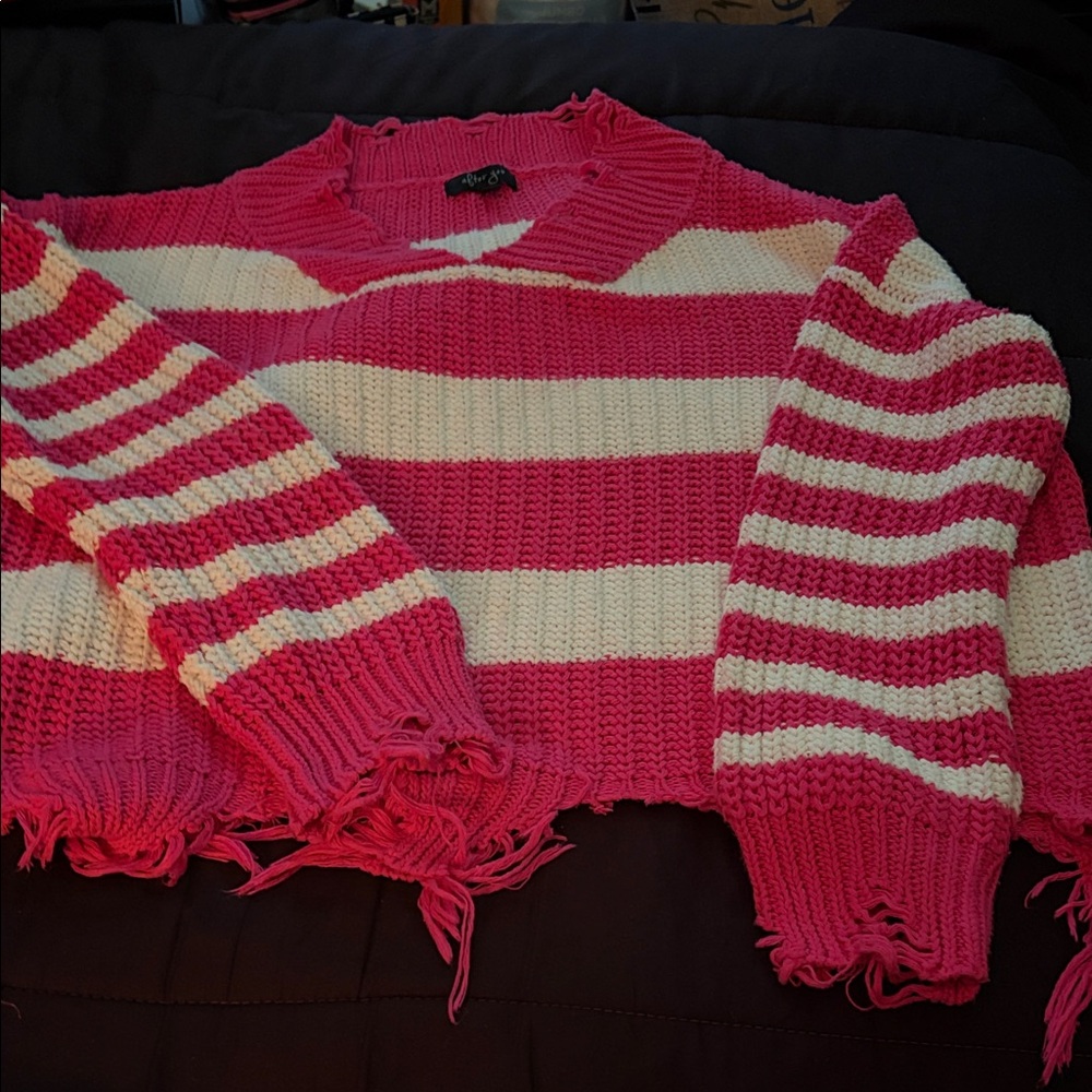 🔥Sale🔥..beautiful pink and white factory distressed sweater...like new